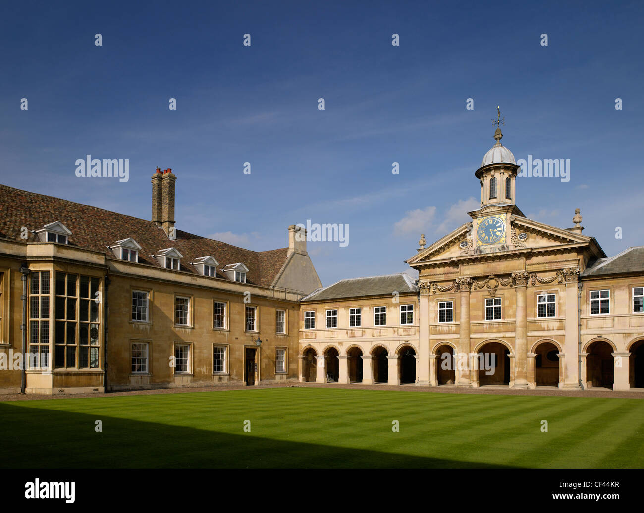 Emmanuel College de Cambridge. Los edificios de la universidad van desde la época medieval hasta finales del siglo xx y los jardines tienen ext Foto de stock