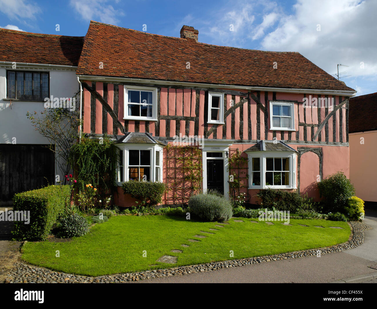 Una tradicional casa de entramado de madera de Suffolk. Lavenham es a menudo llamada la ciudad medieval más completa en Gran Bretaña, un homenaje a su Foto de stock