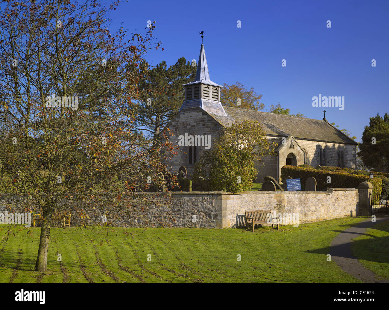 Una vista hacia la iglesia de St Aidan. Foto de stock