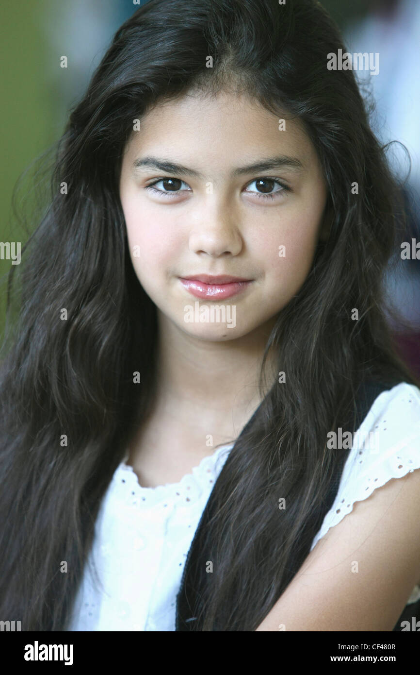 Retrato de una niña de largo cabello negro; Troutdale Oregon Estados Unidos  de América Fotografía de stock - Alamy