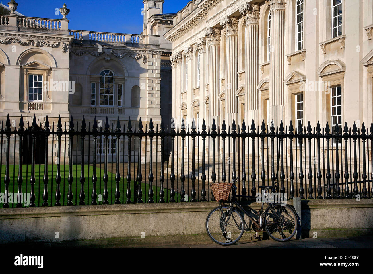 Una cesta de Mimbres fuera del ciclo de la cámara del Senado, de la ciudad de Cambridge, Cambridgeshire, Inglaterra, Reino Unido. Foto de stock