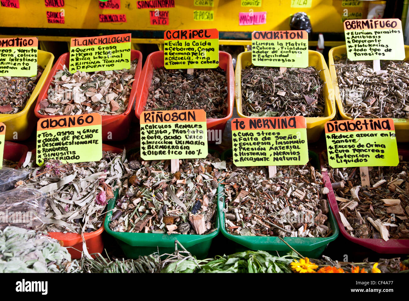 Sacos de hierbas medicinales para dolencias como la artritis la tensión  nerviosa insomnio histeria expuestos para la venta en el mercado público de  Oaxaca Fotografía de stock - Alamy