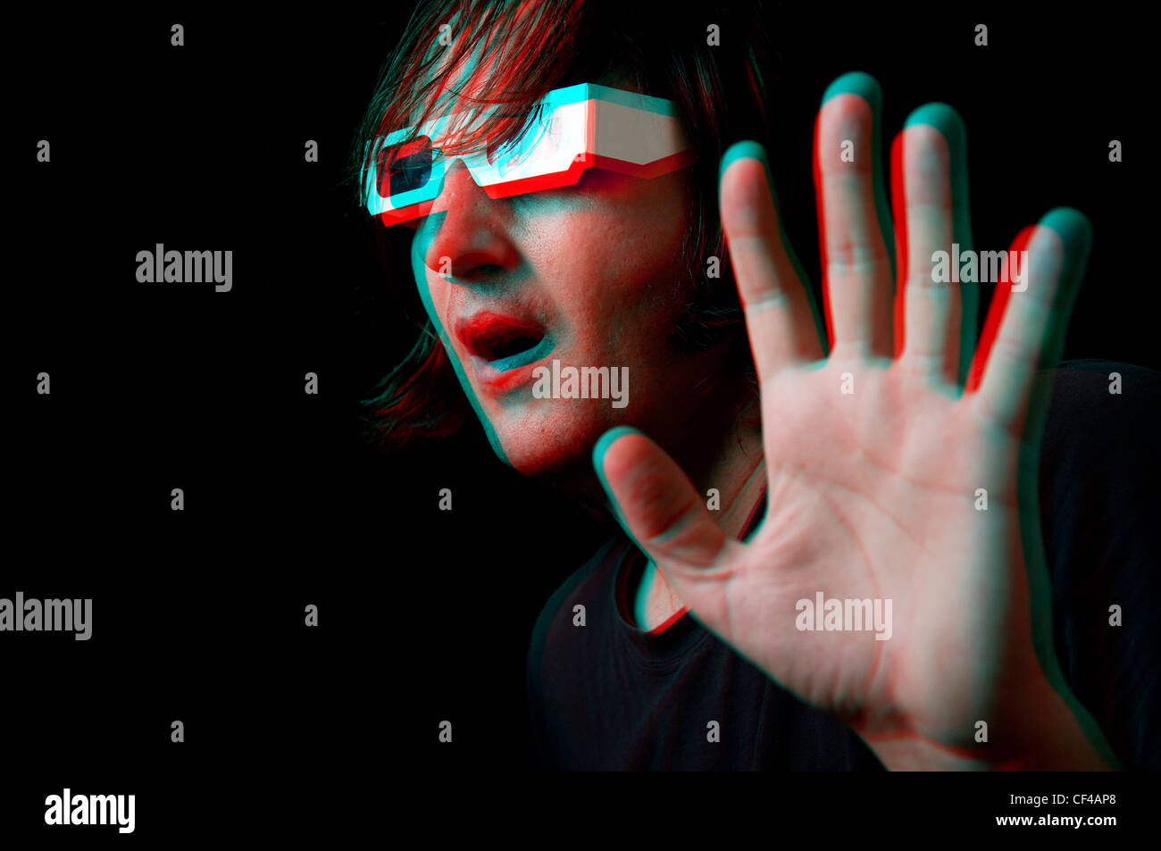 Miedo al Hombre con gafas anaglíficas viendo una película en 3D, imagen  anaglifo Fotografía de stock - Alamy