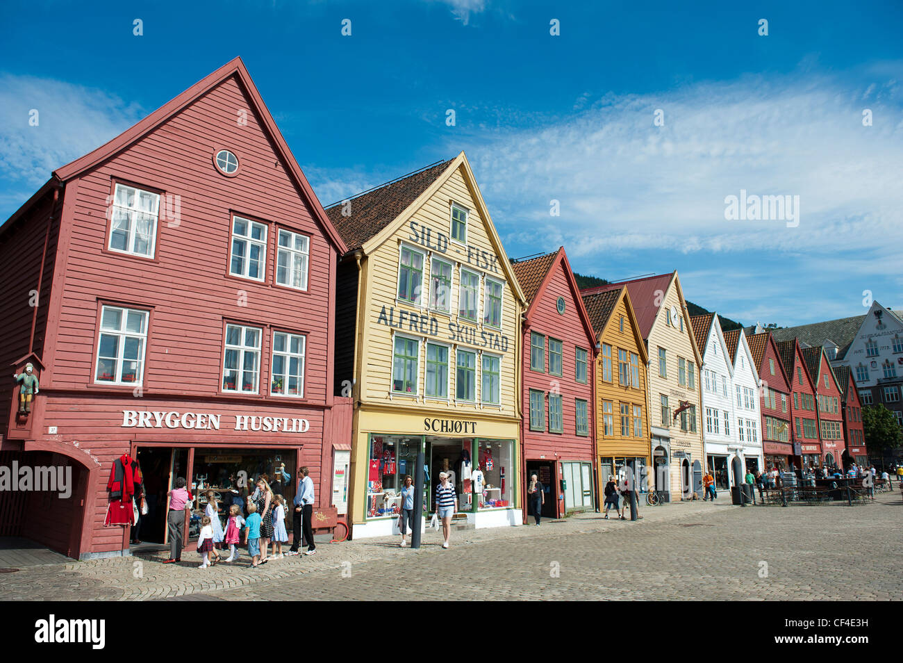 Las coloridas casas de madera de Bryggen histórico/Bergen, Noruega. Clasificada como Patrimonio Mundial por la UNESCO Foto de stock