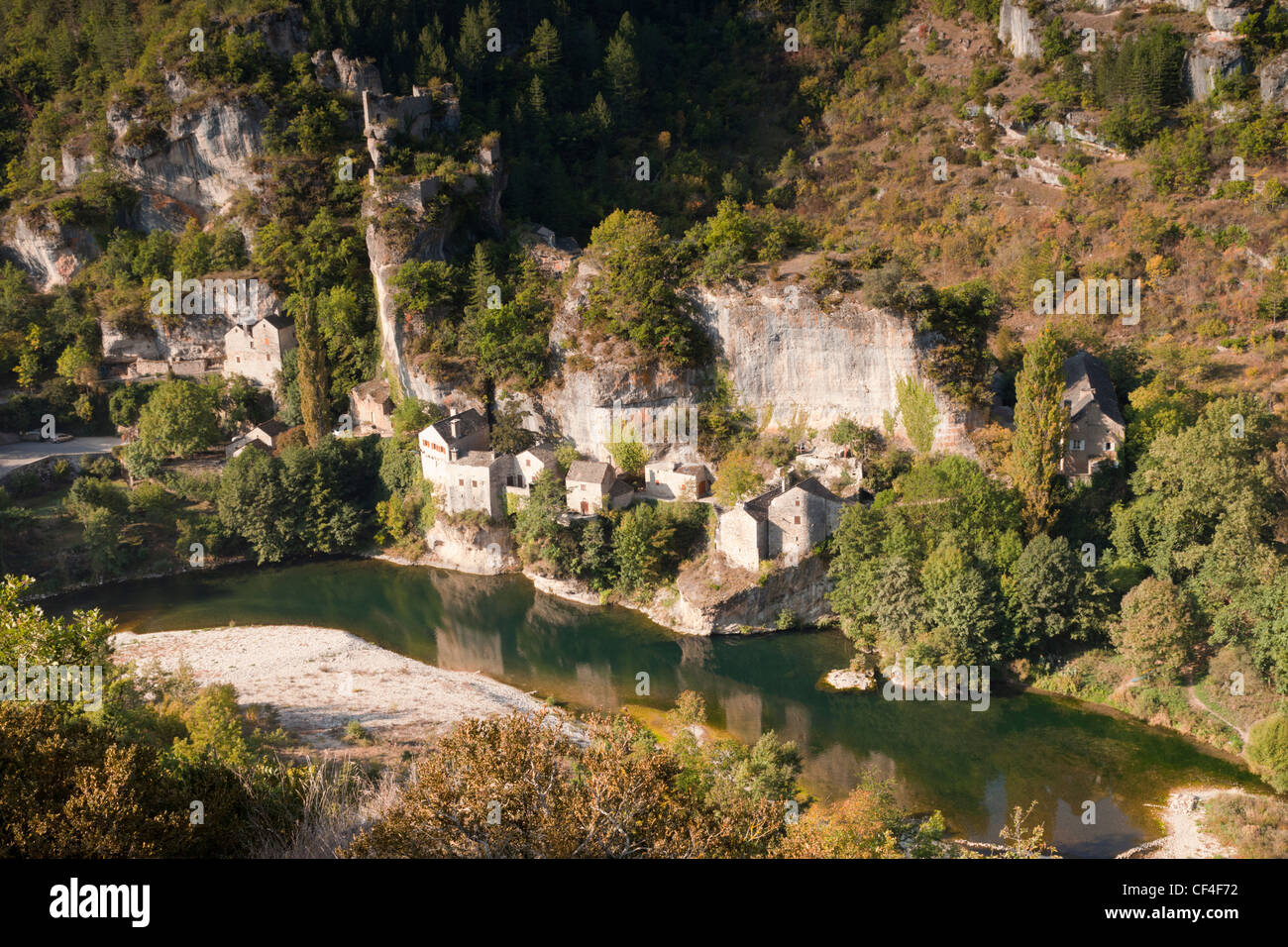 El diminuto pueblo abandonado de Castelbouc y su castillo en el Tarn Gorge, Languedoc-Rosellón. Foto de stock