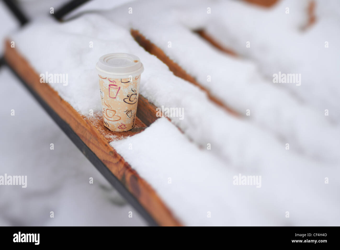 Papel desechable taza de café caliente que se derrite la nieve congelada en  invierno día gélido banqueta Fotografía de stock - Alamy