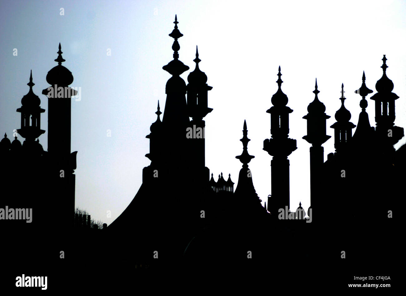 Los minaretes en silueta en el Royal Pavilion en Brighton. Foto de stock