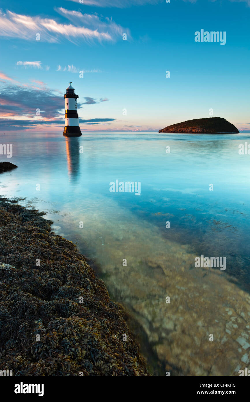 Faro Penmon y Puffin Isla a punto de Penmon en la isla de Anglesey. Foto de stock