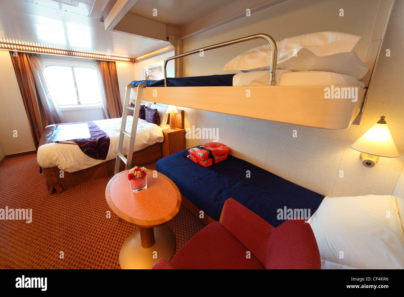Buque camarote con ventana, cama doble grande y dos camas de niños vista  general Fotografía de stock - Alamy