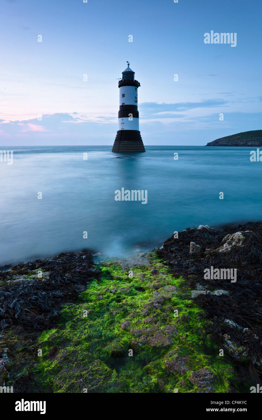 Faro Penmon y Puffin Isla a punto de Penmon en la isla de Anglesey. Foto de stock