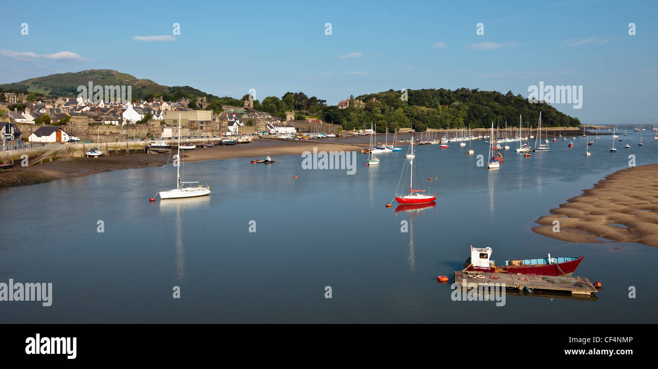 Barcos en el pintoresco puerto de Conwy en el norte de Gales. Foto de stock