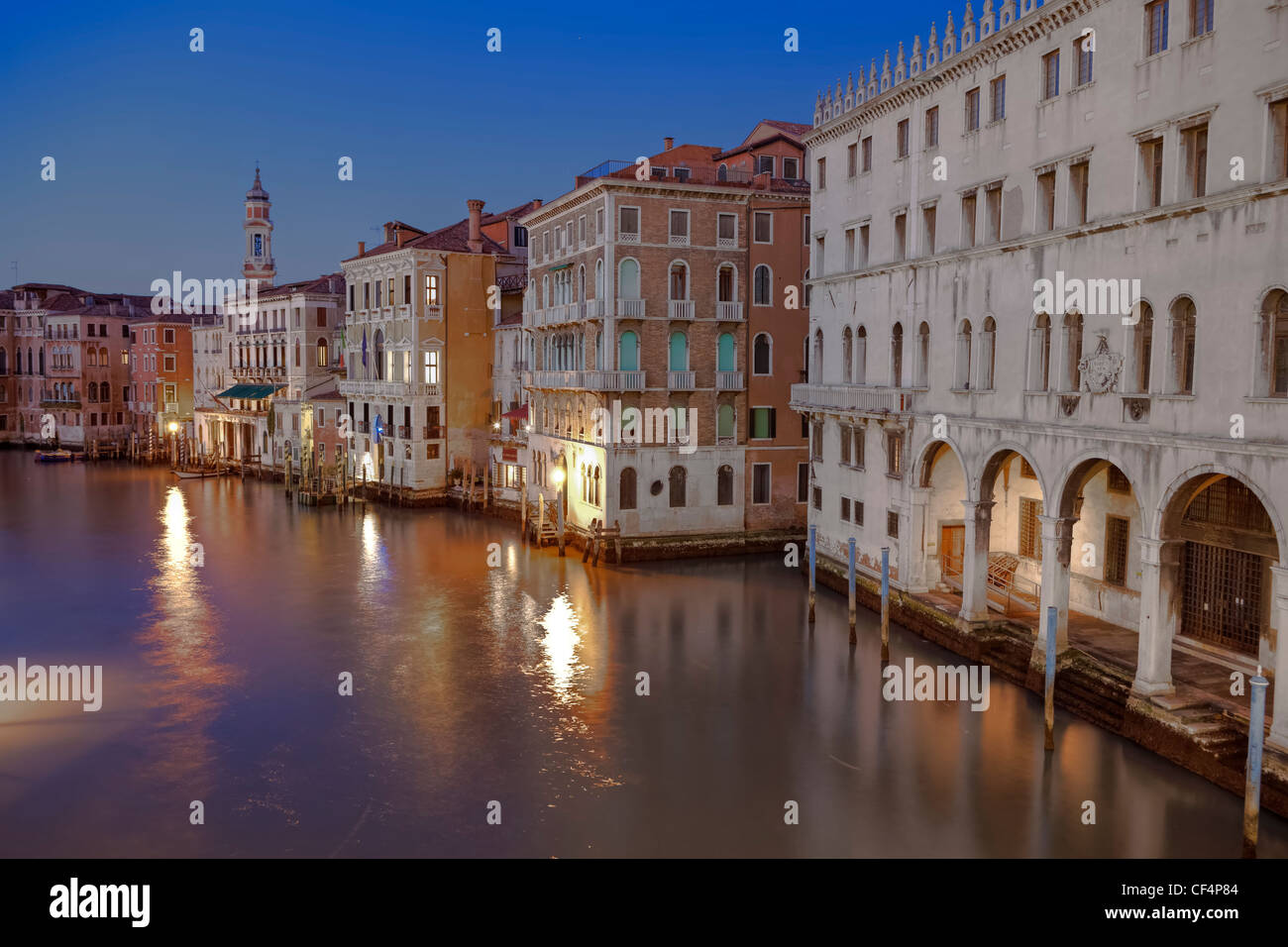 El Gran Canal de Venecia, Véneto, Italia, en la noche Foto de stock