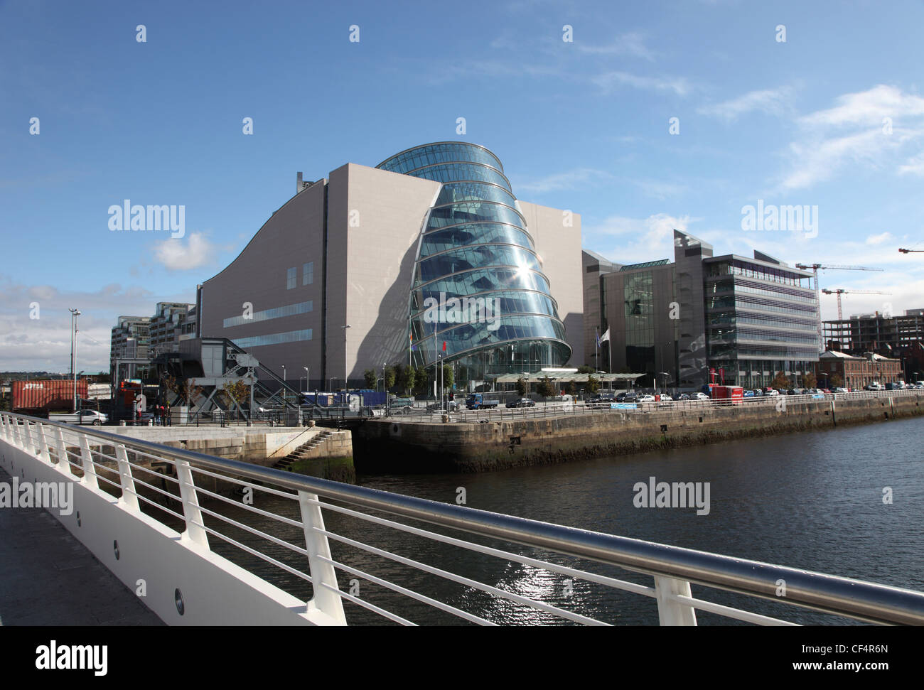 El Centro de Convenciones de Dublín (CCD), diseñado por el arquitecto americano irlandés Kevin Roche, Irlanda la primera convención construido Foto de stock