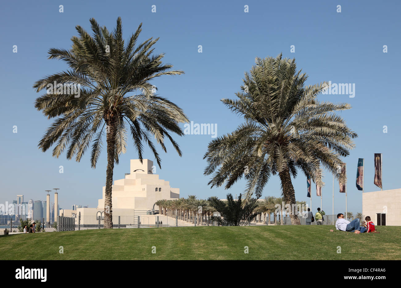 Palmeras en frente del Museo de Arte Islámico en Doha, Qatar Foto de stock