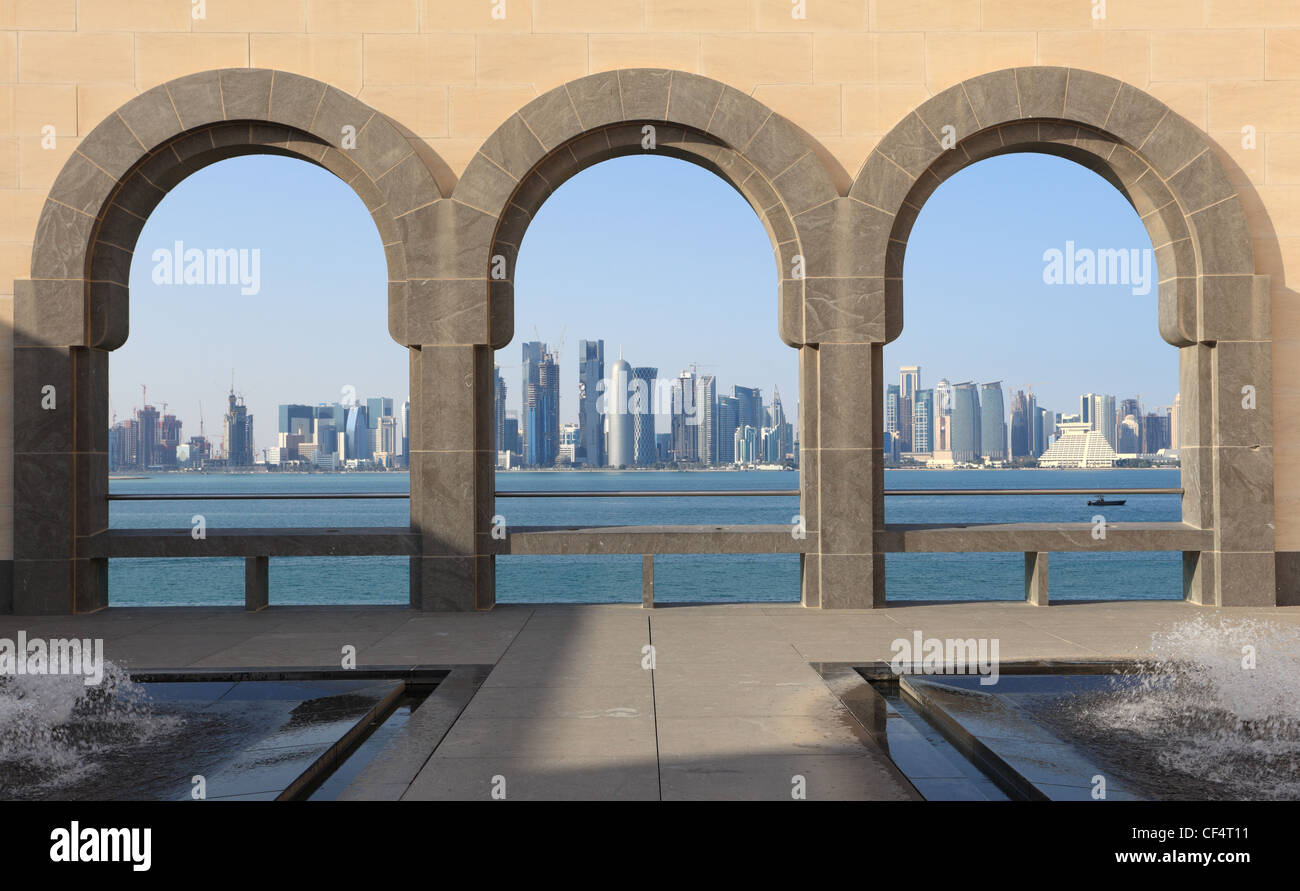Skyline de Doha vista desde el Museo de Arte Islámico, Qatar Foto de stock
