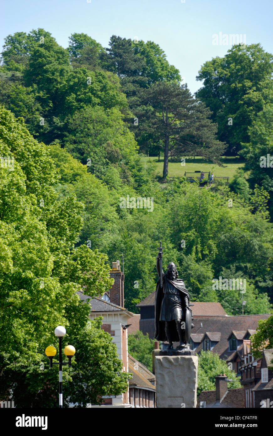 Estatua del rey Alfredo el Grande en el centro de Winchester con St