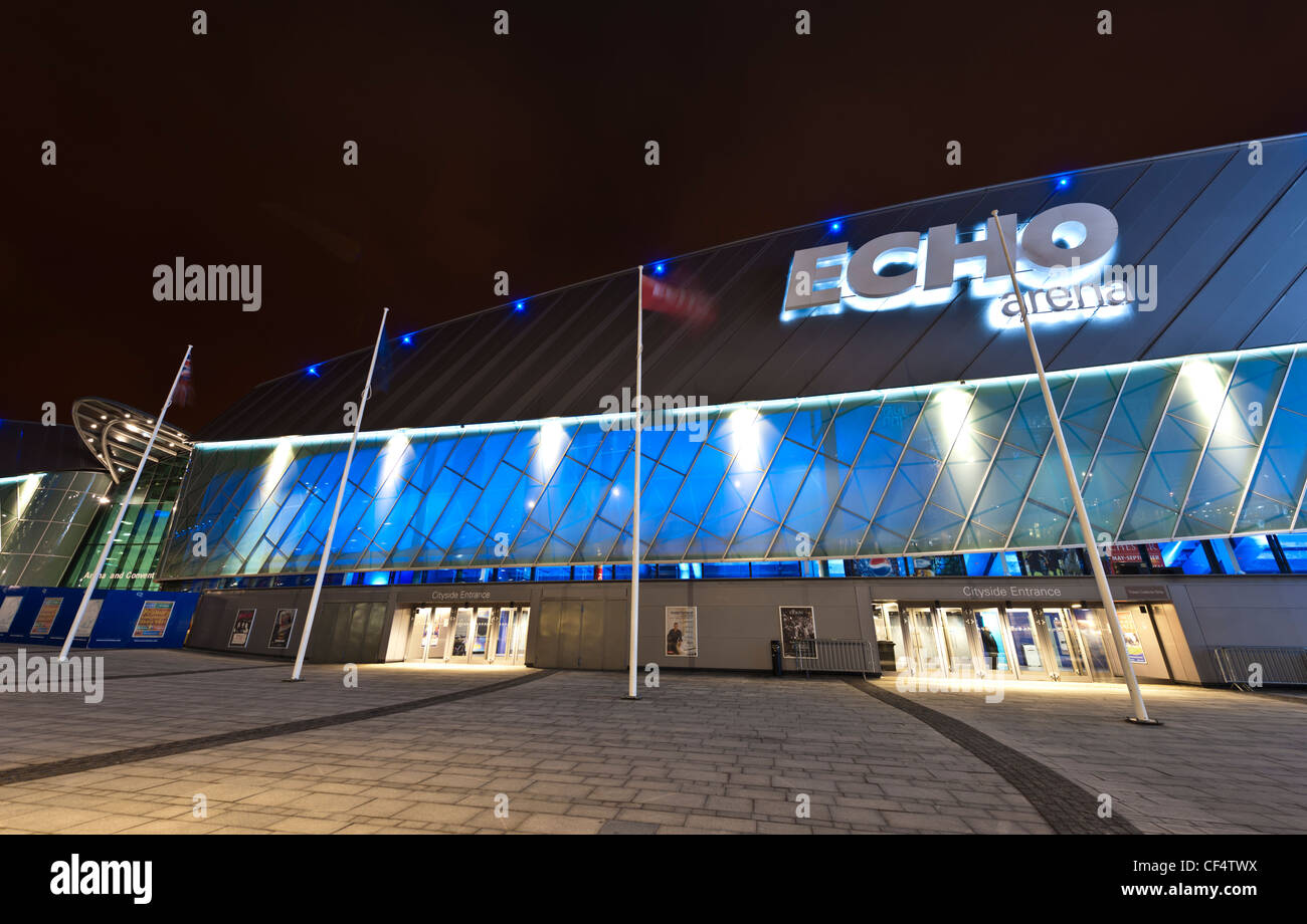 La entrada a Echo Arena Liverpool en la antigua dársena del Rey durante la  noche Fotografía de stock - Alamy