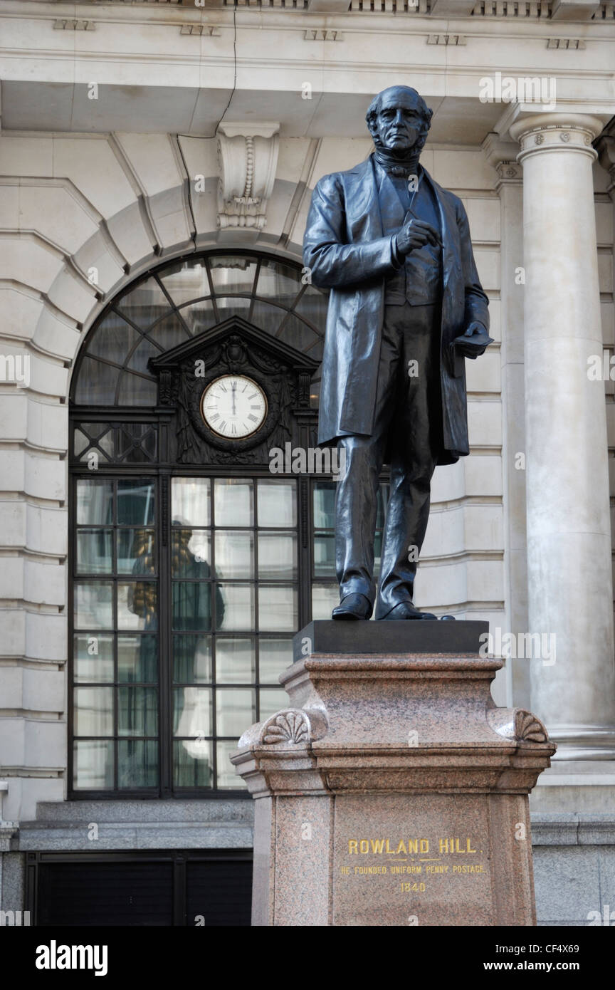 Estatua de Sir Rowland Hill en King Edward Street. El maestro victoriano y reformador social hizo campaña a favor de una amplia reformada Foto de stock