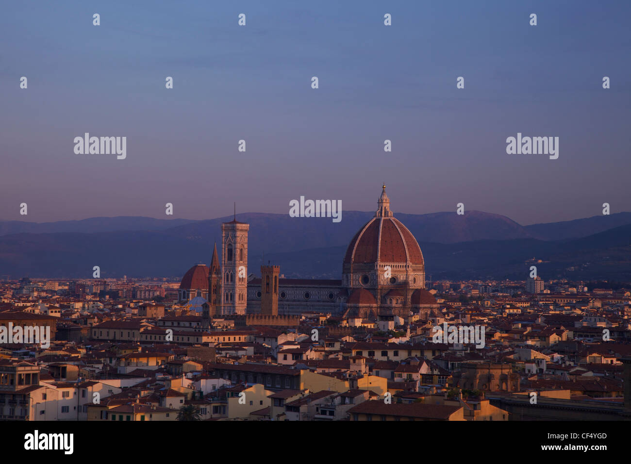 Vista de la Catedral, Santa Maria del Fiore, al amanecer de la Piazzale Michelangelo, Florencia, Toscana, Italia, Europa Foto de stock