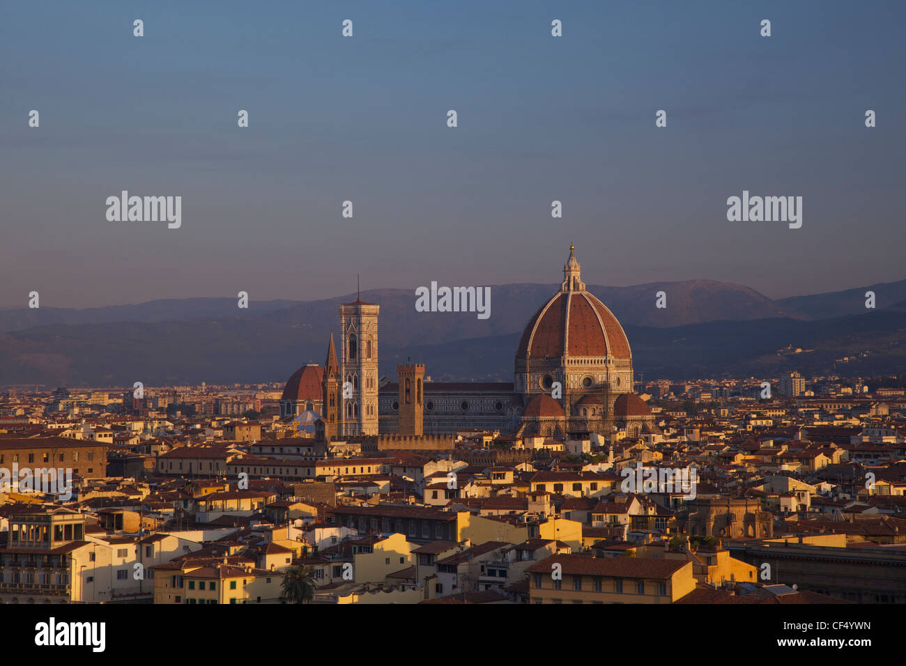 Vista de la Catedral, Santa Maria del Fiore, al amanecer de la Piazzale Michelangelo, Florencia, Toscana, Italia, Europa Foto de stock