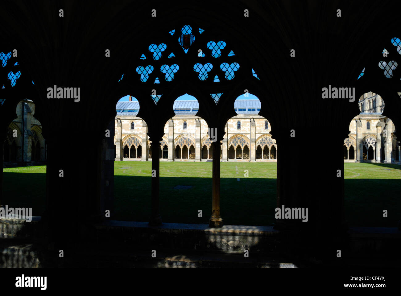 Claustro de la catedral de Norwich, el claustro monástico más grande de Inglaterra. Foto de stock
