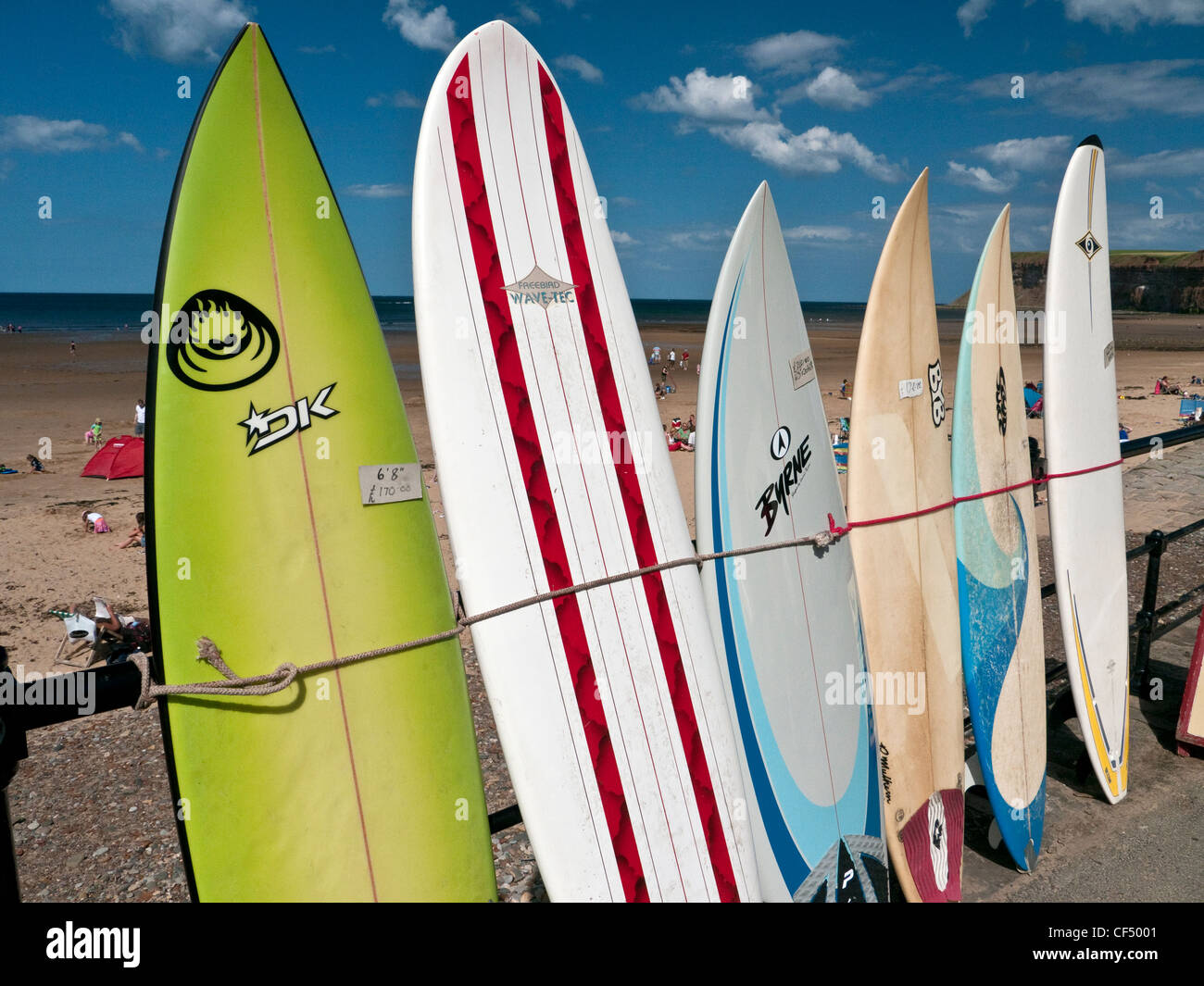 Las tablas de surf a la venta por la playa en SaltburnByTheSea