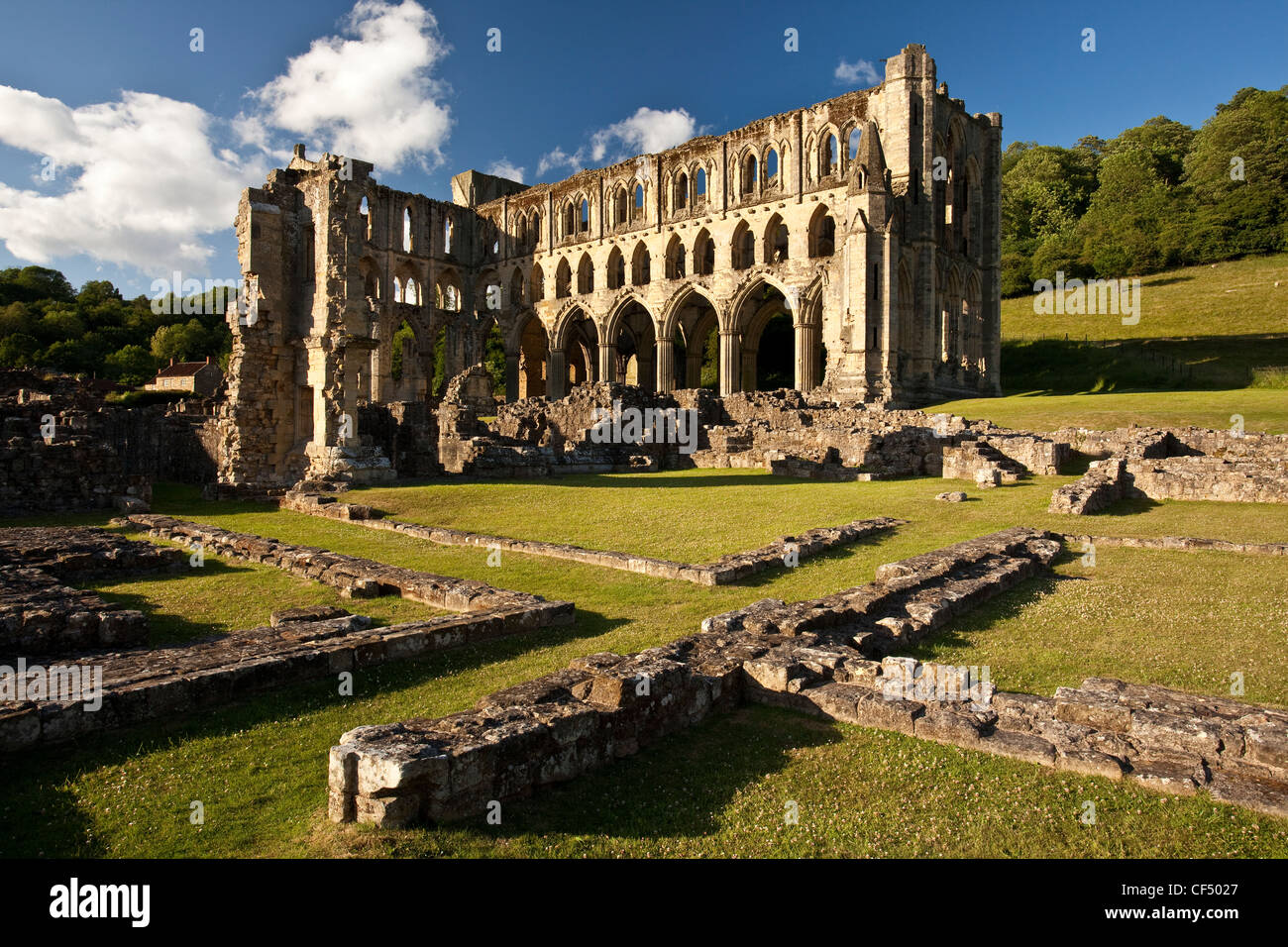 Las ruinas de Rievaulx Abbey, una abadía cisterciense fundada en 1132 y disuelta por Enrique VIII en 1538. Foto de stock