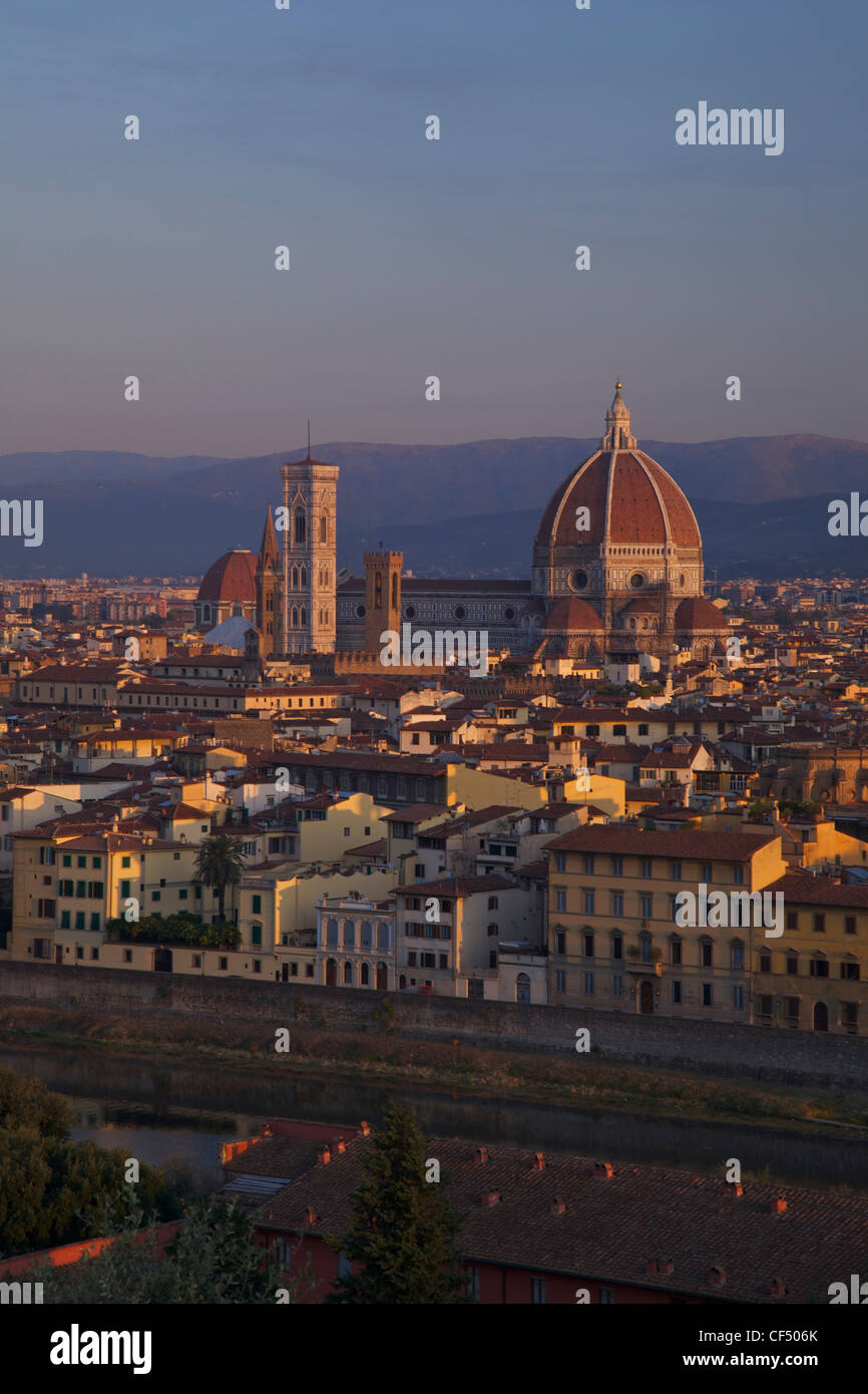 Vista de la Catedral, Santa Maria del Fiore, al amanecer de la Piazzale Michelangelo, Florencia, Toscana, Italia, Europa Foto de stock