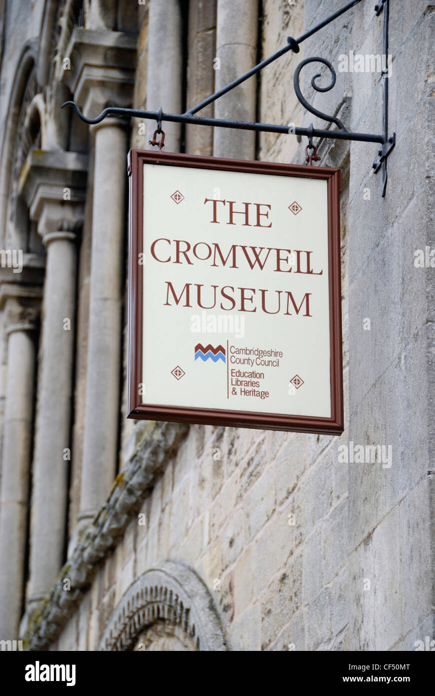 Firmar fuera del Museo de Cromwell en Huntingdon. El museo pretende interpretar la vida y el legado de Oliver Cromwell a través del puerto. Foto de stock