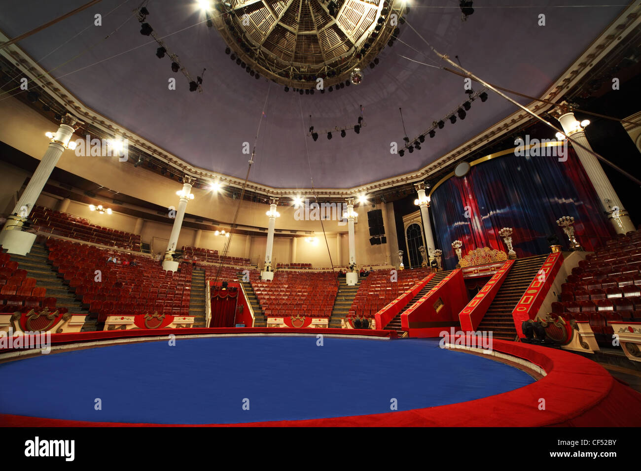 Blue Circle arena de circo lámparas blancas activado, vista general sobre techo Foto de stock