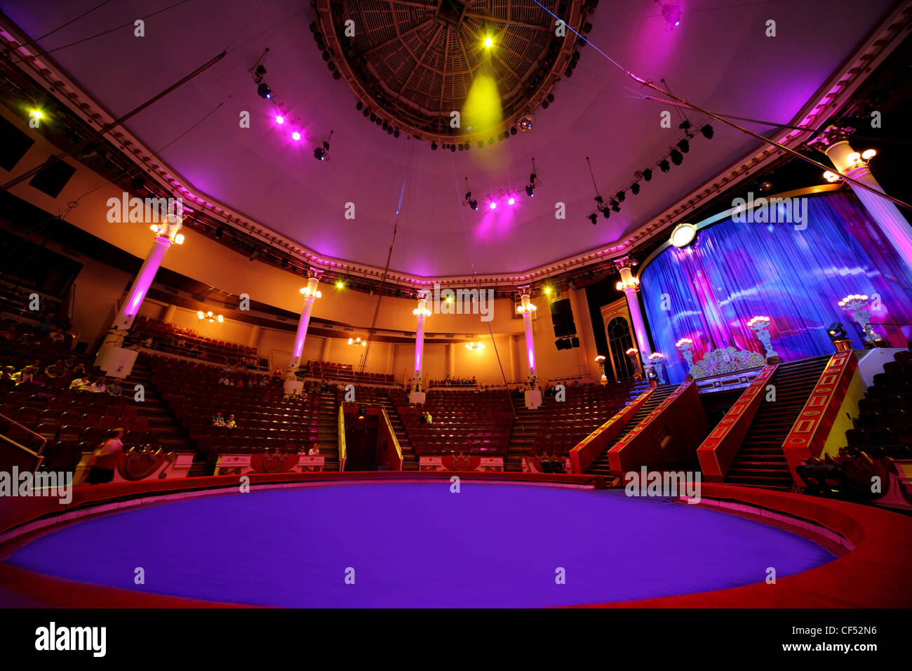 Círculo arena de circo lámparas de luz púrpura vista general sobre techo Foto de stock