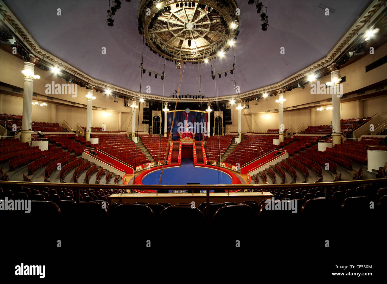 Blue Circle arena de circo lámparas encendidas, gran angular, espacio para el texto en la parte inferior Foto de stock