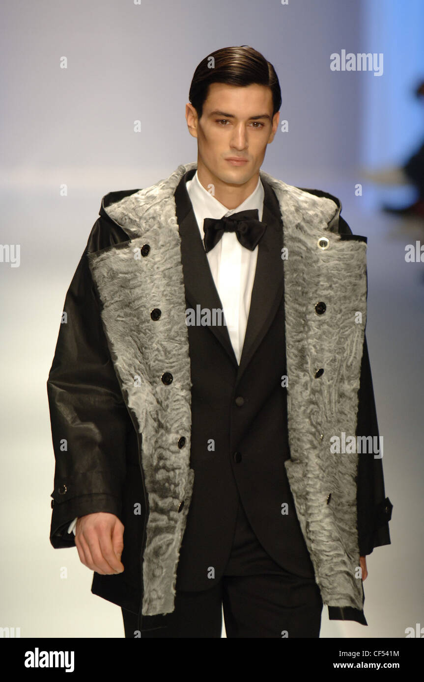 Milán Valentino modelo listo para ponerse ropa de hombre de pelo oscuro a un lado slicked vistiendo blanca, negra y chaqueta Fotografía de stock - Alamy