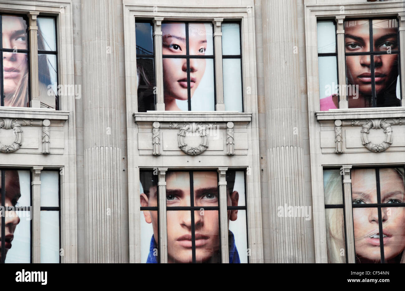Imágenes gigantes de caras en colores unidos de Benetton tienda en Oxford  Street Fotografía de stock - Alamy