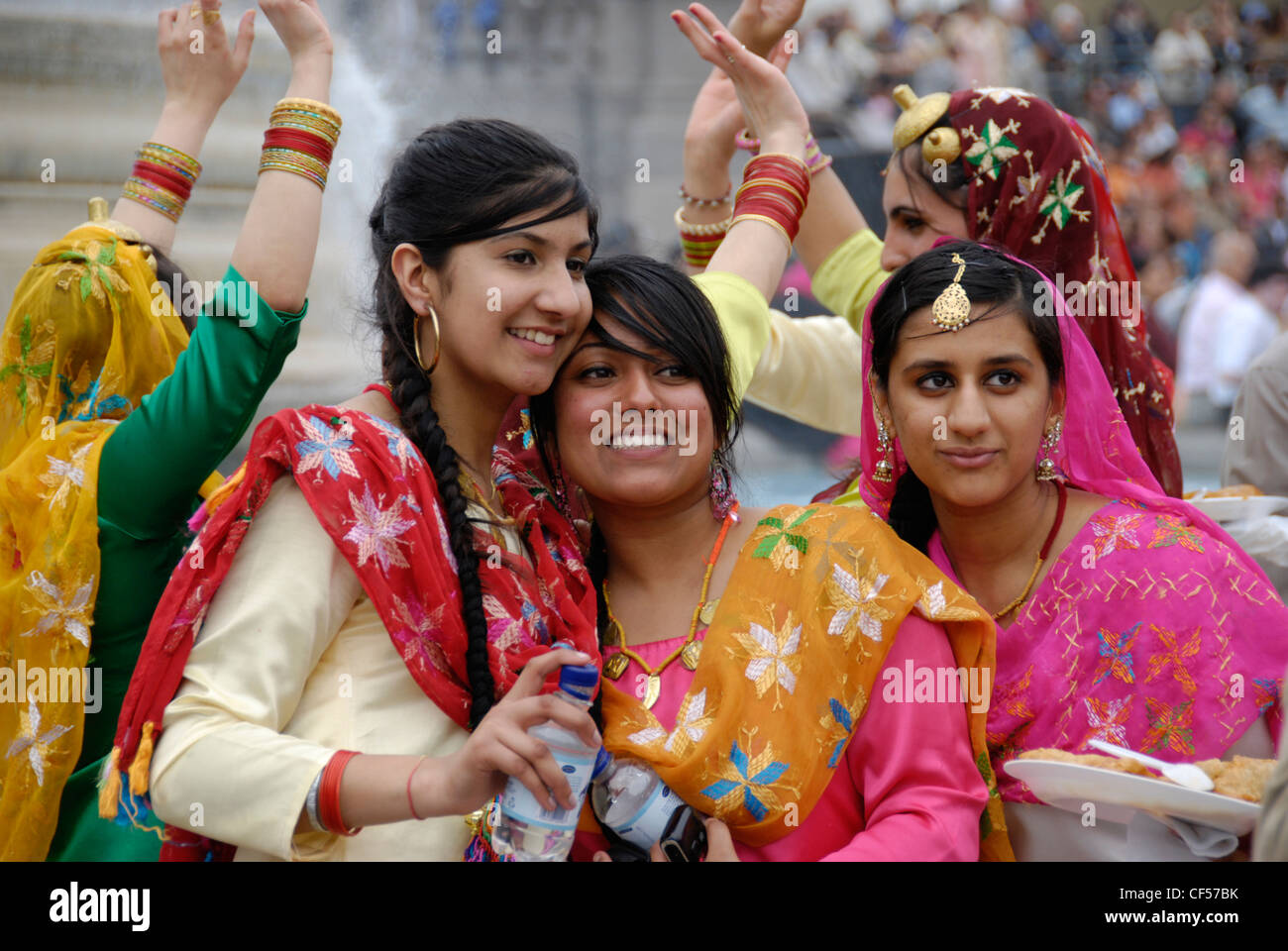 Bailarinas sij en coloridos trajes tradicionales en el 2008 Vaisakhi sij, Festival de Año Nuevo. Foto de stock