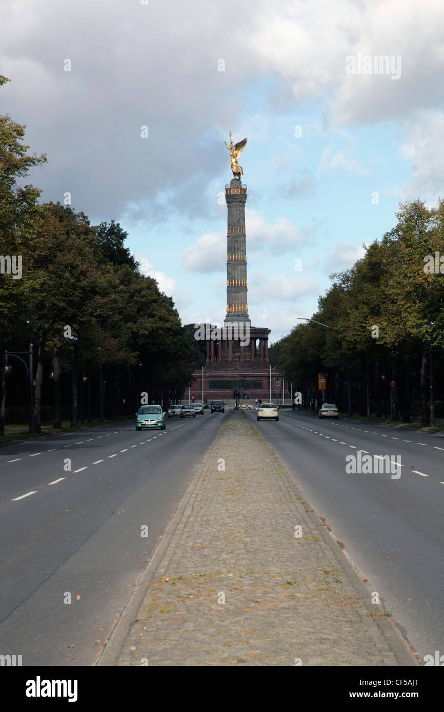 Berlín, Vista de ángel en la calle con vehículos Foto de stock
