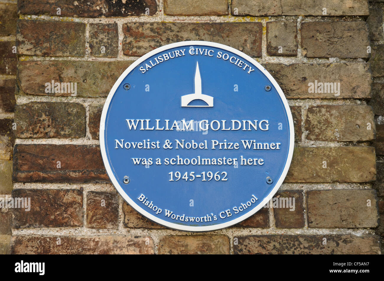 Placa azul de William Golding, en Bishop Wordsworth's School de CE, Salisbury. Foto de stock