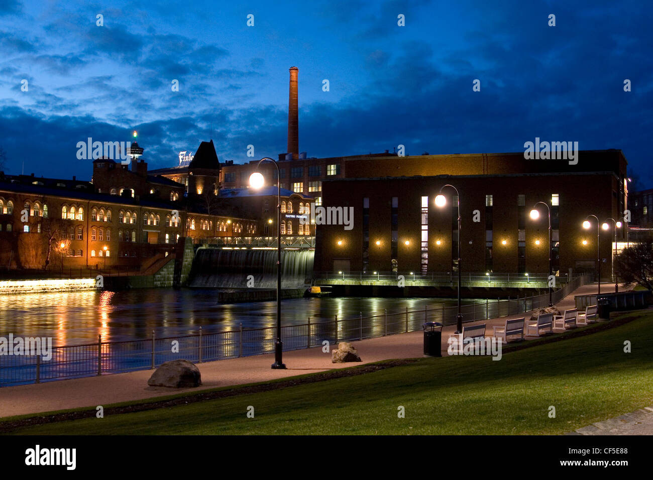 Río Tammerkoski, antiguos edificios industriales alrededor y blue sky en Tampere, Finlandia. Foto de stock