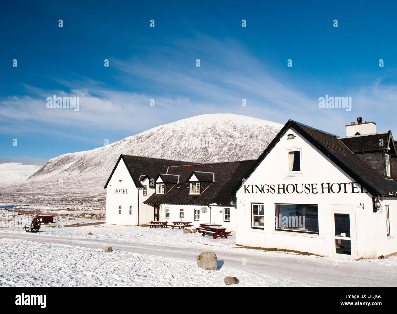 Kings House Hotel en el remoto paisaje cubierto de nieve en Glencoe. Foto de stock