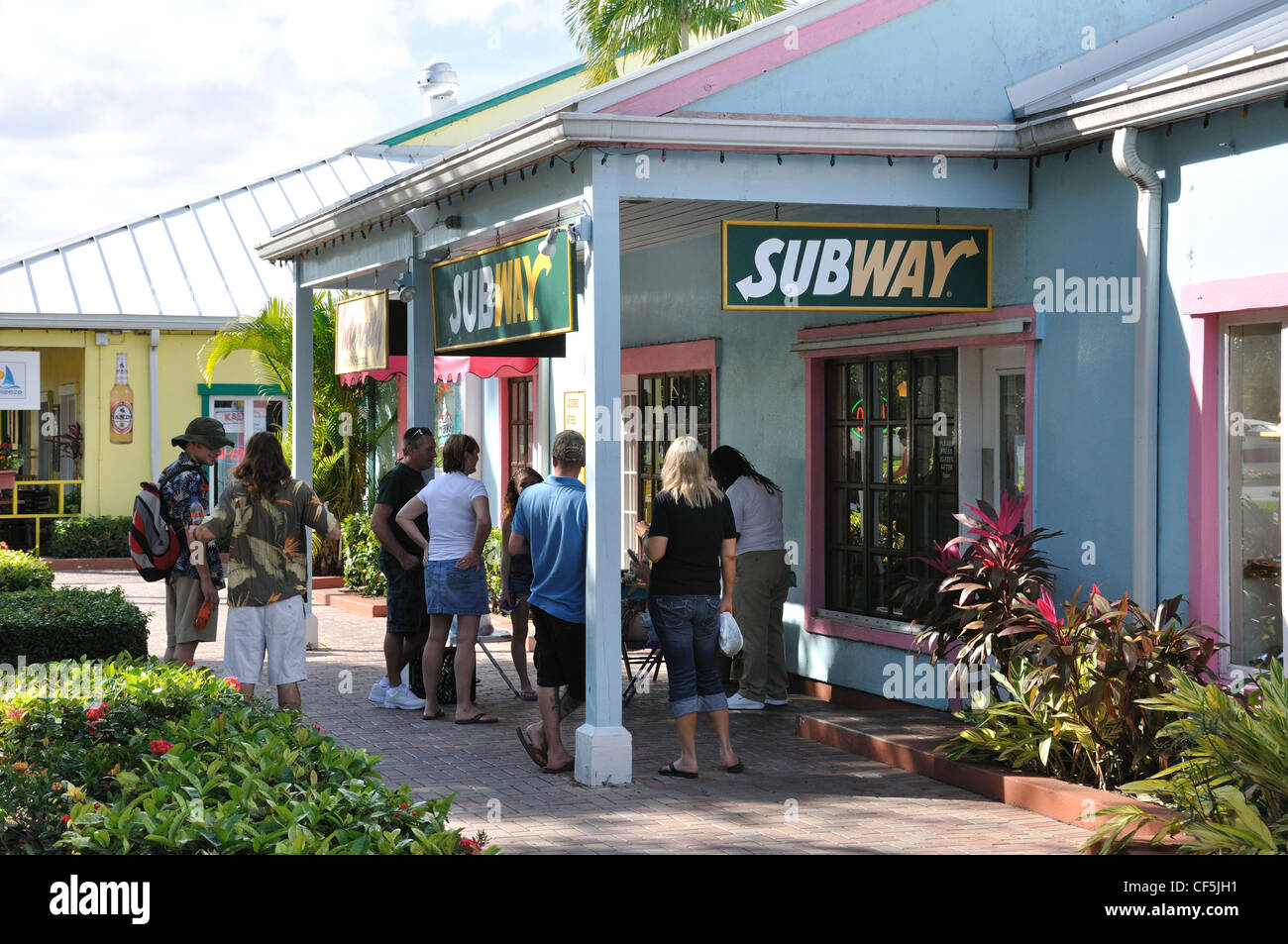 Tiendas en el mercado de artículos de paja, Freeport, Bahamas Foto de stock