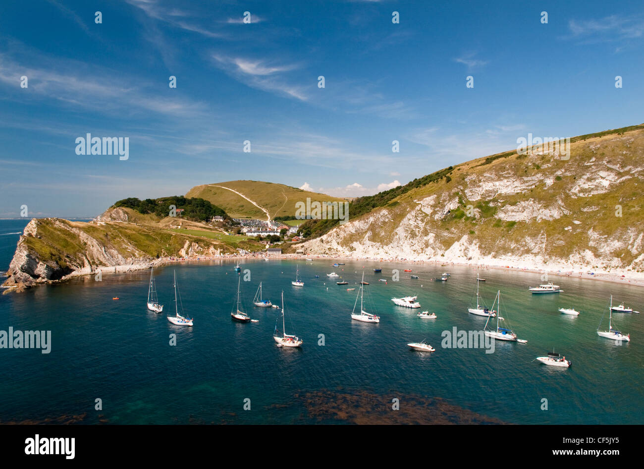 Barcos amarrados en Lulworth Cove, en la Costa Jurásica, Patrimonio de la Humanidad. Foto de stock