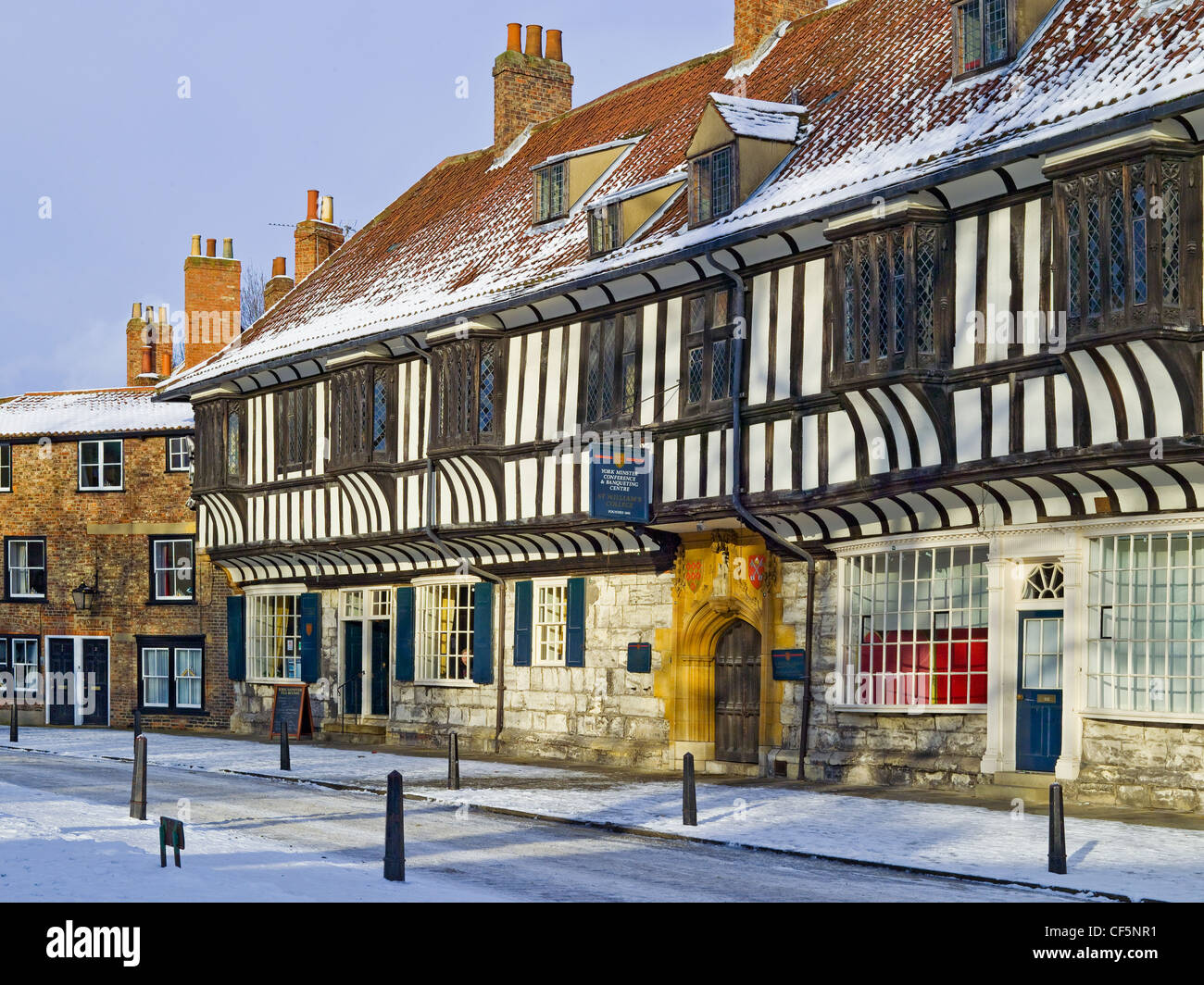 La nieve que cubre las aceras y carretera por St Williams College cerca de York Minster. San Guillermo's College fue fundado en 1461 como Foto de stock