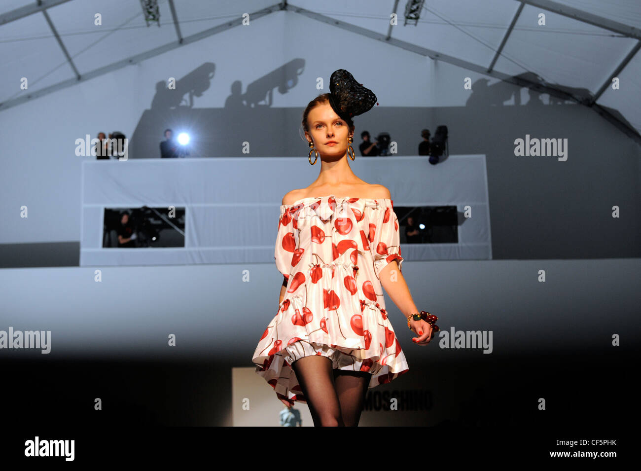 Vestido negro fuera del hombro fotografías e imágenes de alta resolución - Alamy Vestido negro fuera del hombro fotografías e imágenes de alta resolución - Alamy