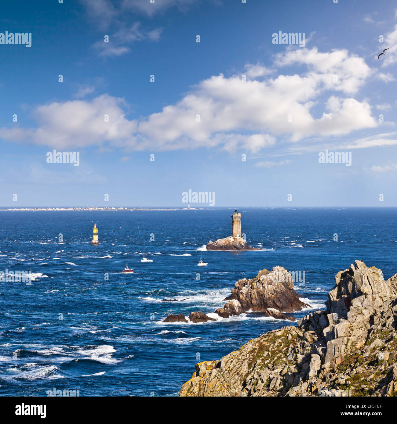 Pointe du Raz, con la Vieille y la Tourelle de la Plate faros Foto de stock