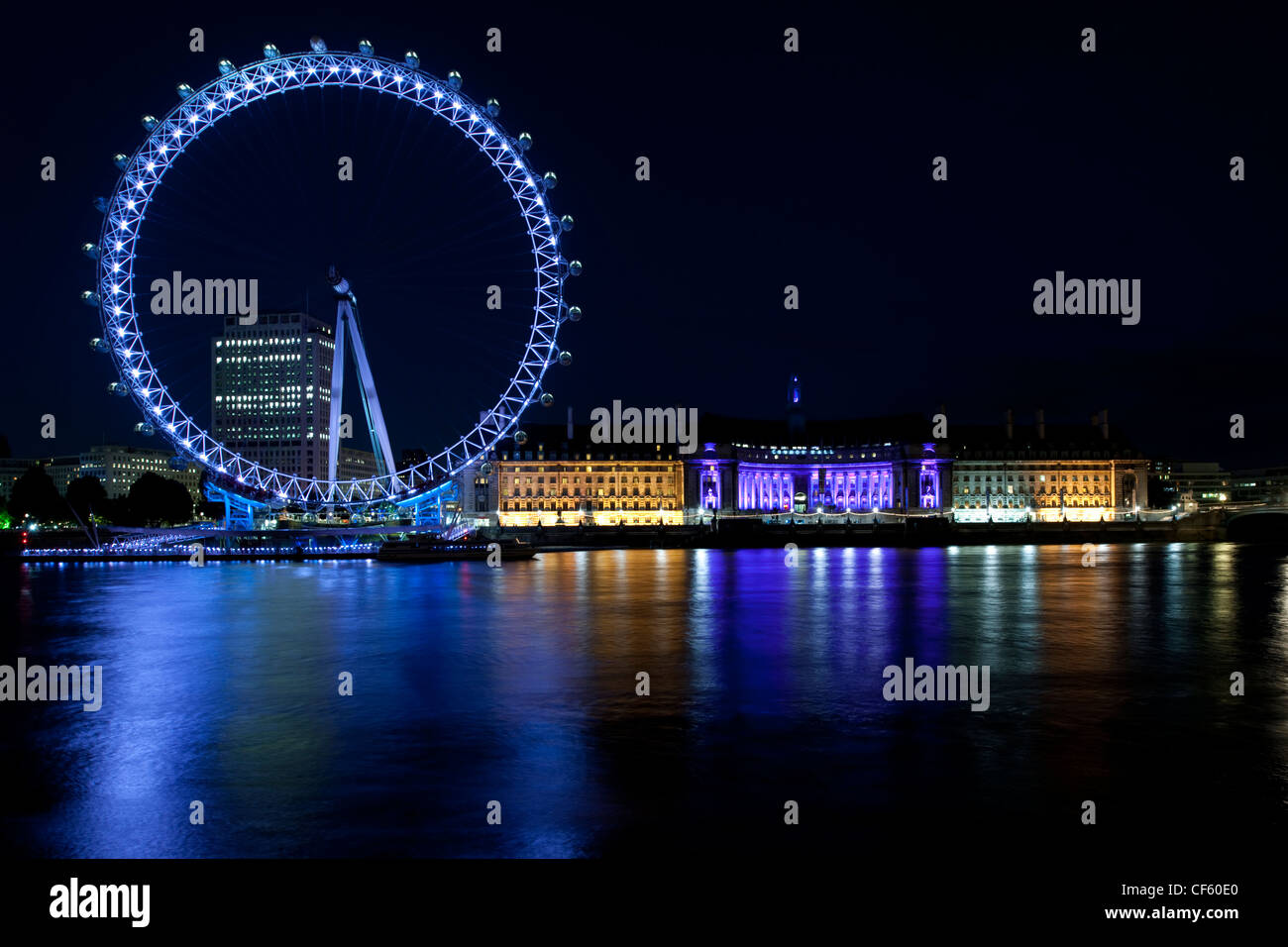 El Ojo de Londres en la orilla sur del Río Támesis durante la noche. Foto de stock