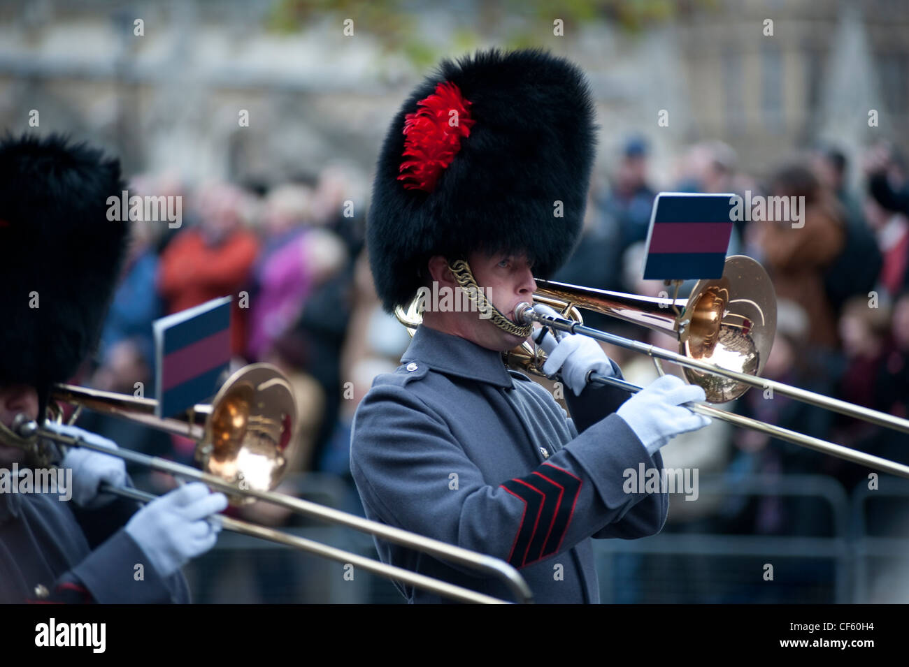 La banda militar de las marchas a través de Whitehall como parte del desfile del Día de Recordación. Foto de stock