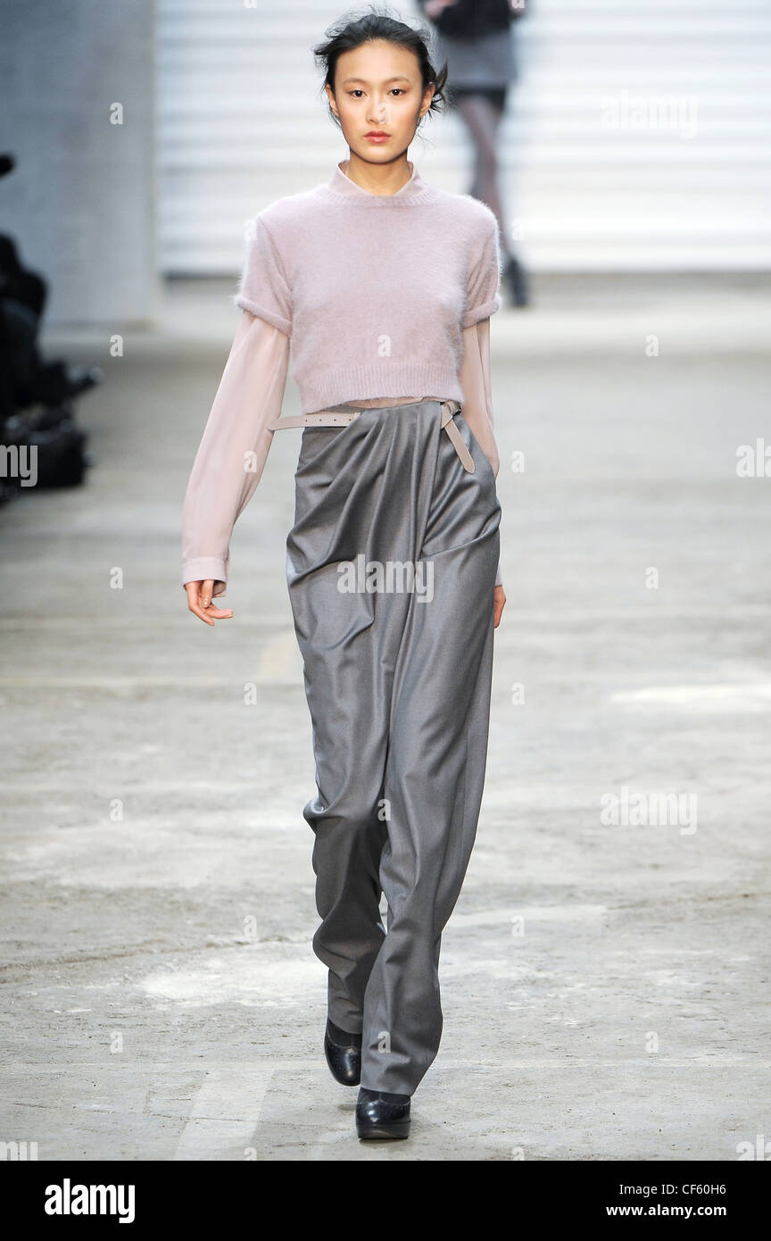 Cerruti París listo para Invierno Lila tejida desgaste superior camiseta manga corta, crema, gris drapeado pantalones negros y correa Fotografía de stock Alamy