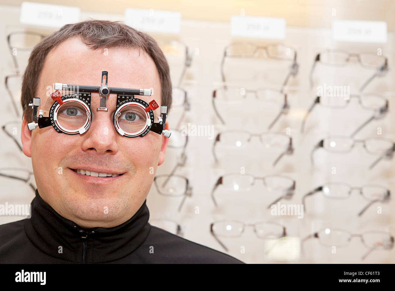 El hombre usar gafas lentes de prueba Fotografía de stock - Alamy