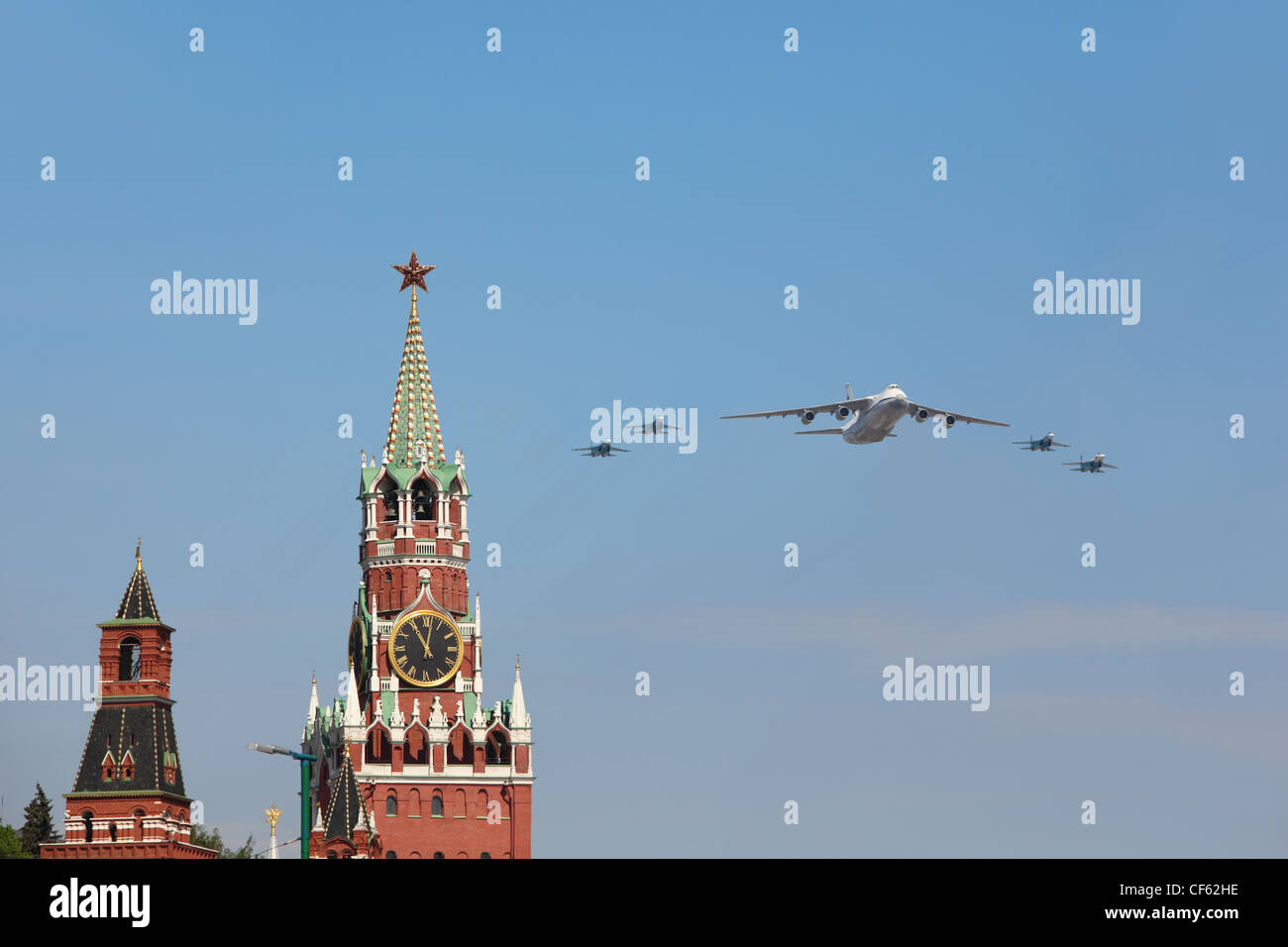 Moscú el 9 de mayo un-124 vuelan los aviones Su-27 por la Plaza Roja Torre Spasskaya desfile honor Gran Guerra Patriótica victoria el 9 de mayo de 2010 Foto de stock