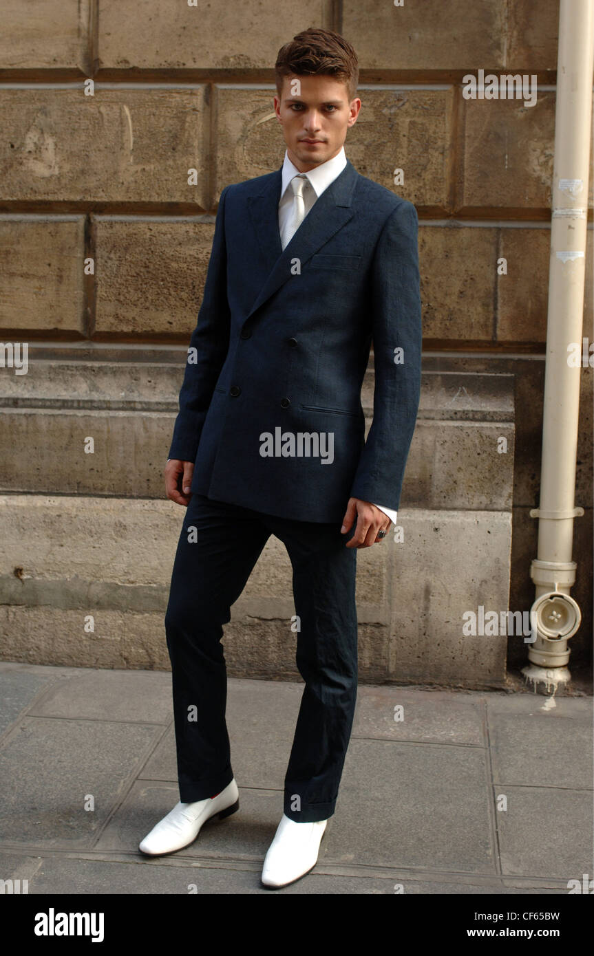 Karl París listo para ponerse ropa Primavera Verano masculino vistiendo traje gris marengo equipado de doble botonadura Fotografía de stock - Alamy